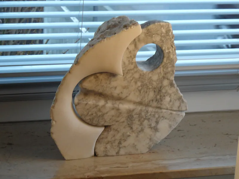 Holzskulptur zweier verbundener Formen als Symbol für Beziehung